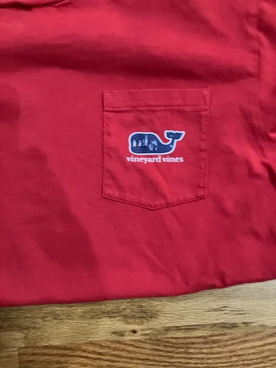 Vineyard Vines Coral, Navy & Red Whale Tees with Khaki Shorts Sz XL (16) EUC - Picture 5 of 15
